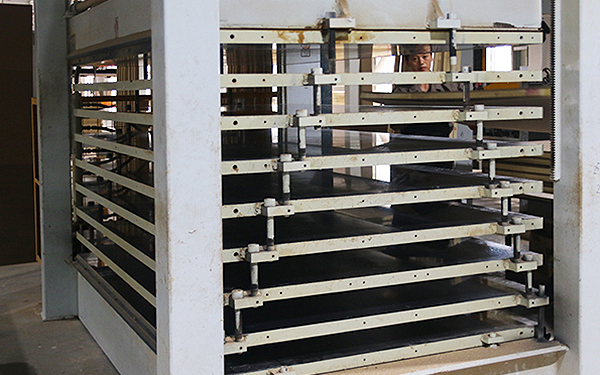 重庆柯叶木门：先进生产设备10