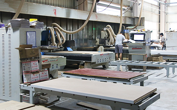 重庆柯叶木门：先进生产设备2