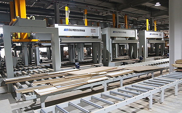 重庆柯叶木门：先进生产设备5