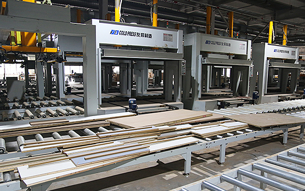 重庆柯叶木门：先进生产设备6